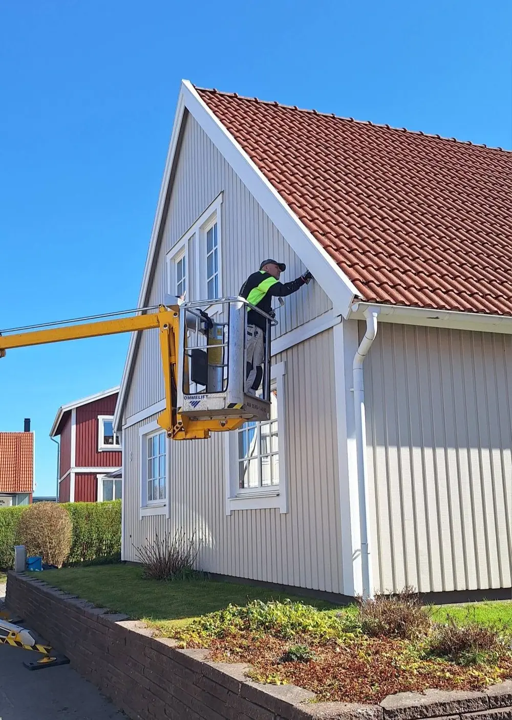 HALLDAN Måleri målar fasaden på en villa i Motala